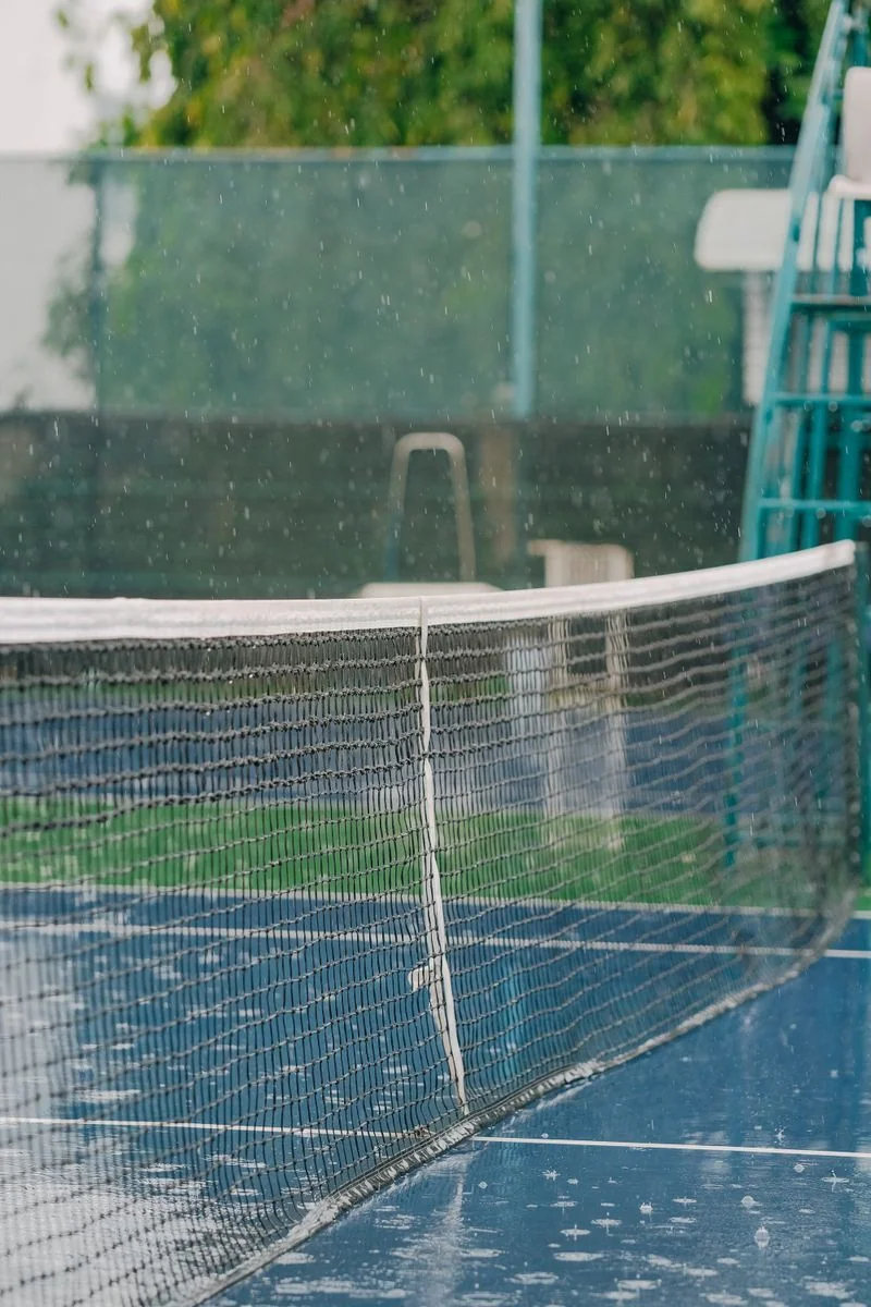 Evolusi Dinding Kaca: Mengapa Padel Modern Bergantung Sepenuhnya pada Pantulan